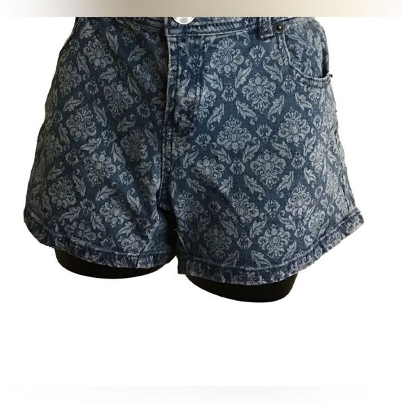 OLD NAVY SHORTS Size 6 - Picture 5 of 6